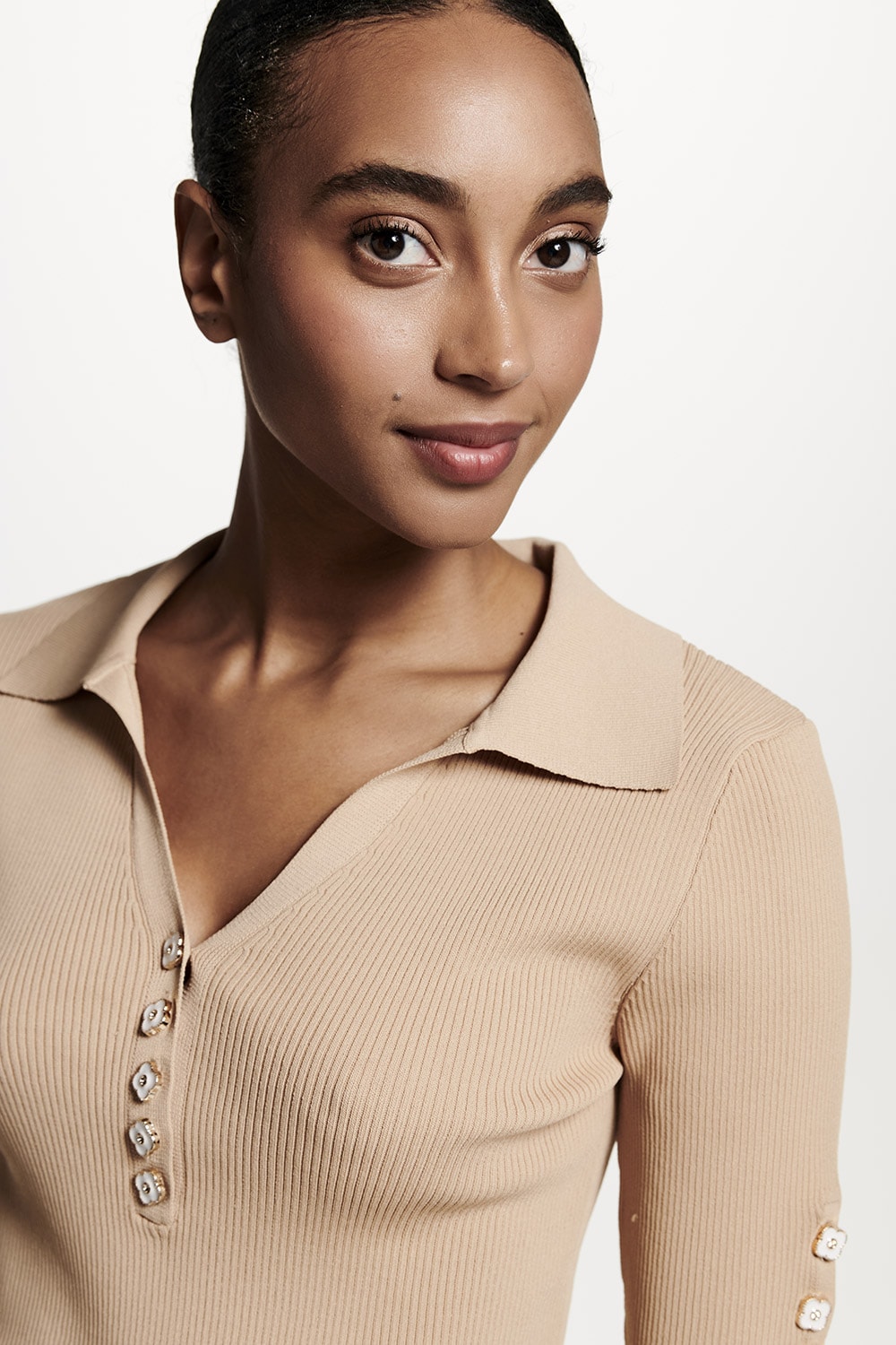 BLUSA MODAL COM BOTÃO ESMALTADO - CAMEL