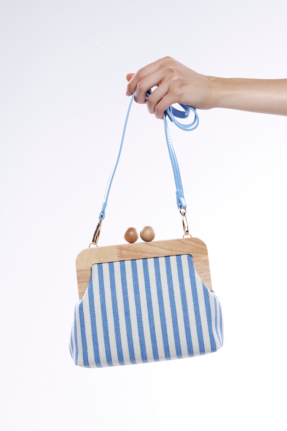 BOLSA LISTRADA COM DETALHE MADEIRA - AZUL